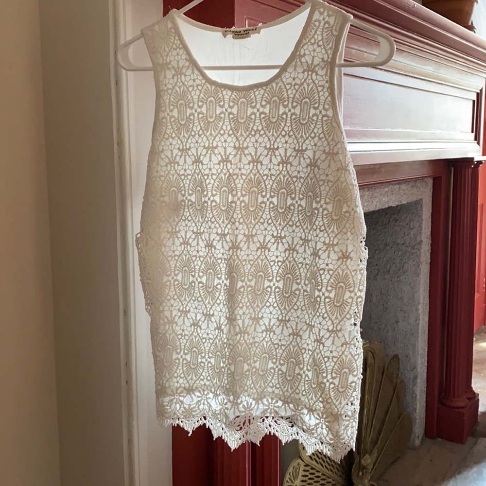 Women’s white tank size medium